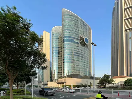 Бизнес-центр Emirates Financial Tower 1